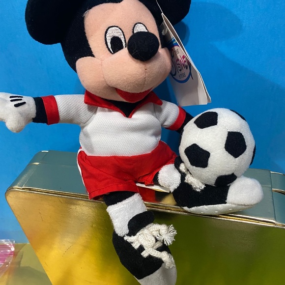 DISNEY STORE EXCLUSIVE NWT VTG 1990’s SOCCER MICKEY MOUSE RETIRED BEAN BAG PLUSH - Picture 4 of 10